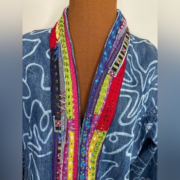 Chico’s Denim Embroidered Swirl Print Jean Jacket Size 2 (Large) - Picture 5 of 9